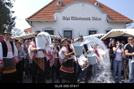 Húsvéti locsolkodás Mezőkövesden-stock-foto