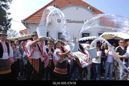 Húsvéti locsolkodás Mezőkövesden-stock-foto