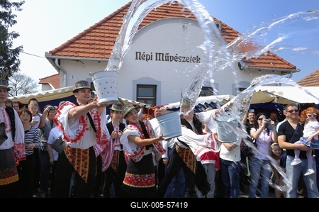 Húsvéti locsolkodás Mezőkövesden-stock-foto