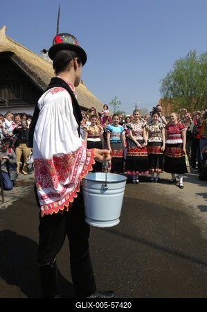 Húsvéti locsolkodás Mezőkövesden-stock-foto