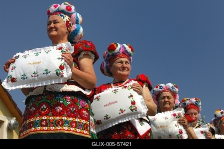 Matyó népviseletbe öltözött asszonyok-stock-foto