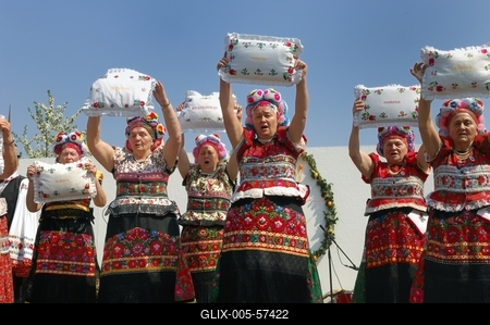 Matyó népviseletbe öltözött asszonyok-stock-foto