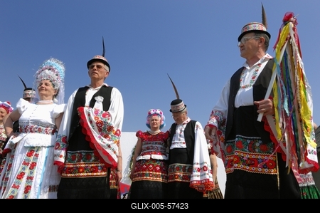 Matyó népviseletbe öltözött asszonyok és férfiak-stock-foto