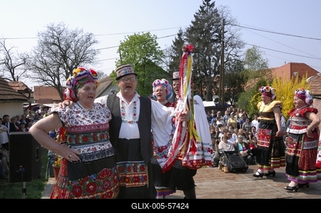 Matyó népviseletbe öltözött asszonyok és férfiak-stock-foto