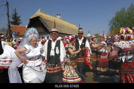 Matyó népviseletbe öltözött asszonyok és férfiak-stock-foto