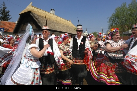 Matyó népviseletbe öltözött asszonyok és férfiak-stock-foto