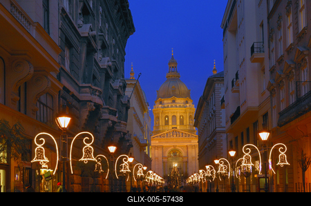Budapest, díszkivilágítás a Zrínyi utcában-stock-foto