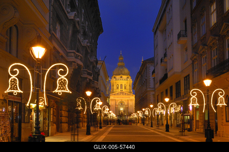 Budapest, díszkivilágítás a Zrínyi utcában-stock-foto