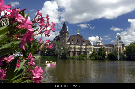 A Városligeti tó és a Vajdahunyad vára-stock-foto