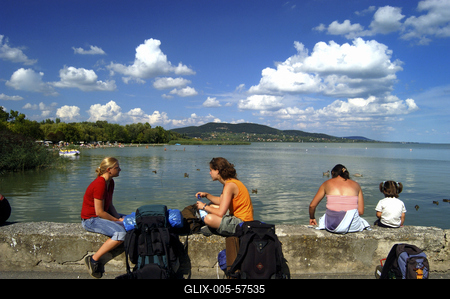 Kirándulók a badacsonyi mólón-stock-foto