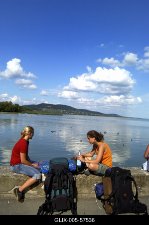 Kirándulók a badacsonyi mólón-stock-foto