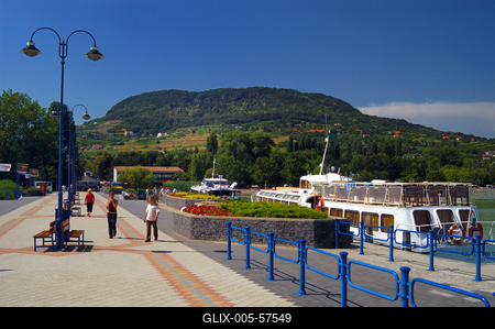 A Badacsony látképe a kikötőből-stock-foto