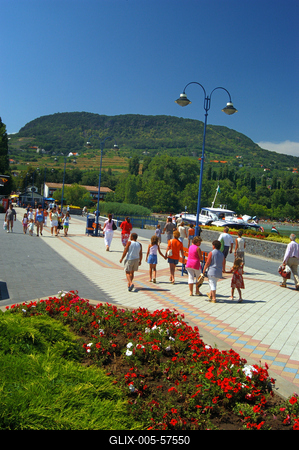 A Badacsony látképe a kikötőből-stock-foto