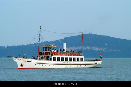 Indul a sétahajó Badacsonyból.-stock-foto