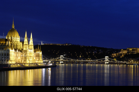 Budapest, a Parlament és a Lánchíd-stock-foto