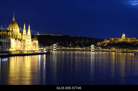Budapest, a Parlament és a Lánchíd-stock-foto
