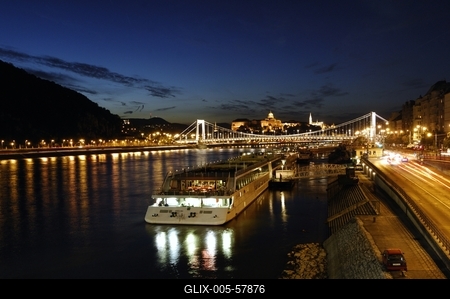 Budapest, esti fényben a Duna-part-stock-foto