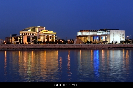 Budapest, a Nemzeti Színház és a Művészetek Palotája-stock-foto