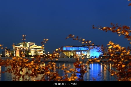 Budapest, a Nemzeti Színház és a Művészetek Palotája-stock-foto