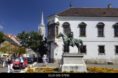 Budapest, Hadik András lovasszobra és a Mátyás-templom-stock-foto