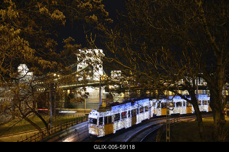 Budapest, karácsonyi fényvillamos-stock-foto
