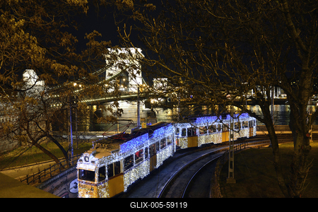Budapest, karácsonyi fényvillamos-stock-foto
