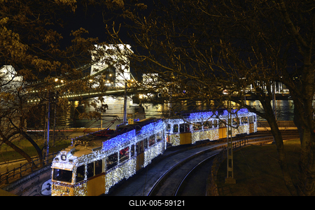 Budapest, karácsonyi fényvillamos-stock-foto