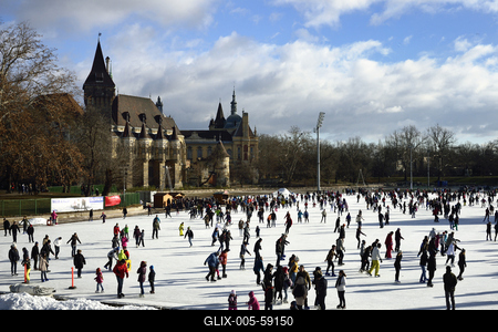 Korcsolyázók a Városligeti Műjégpályán-stock-foto