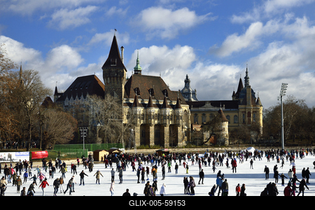 Korcsolyázók a Városligeti Műjégpályán-stock-foto