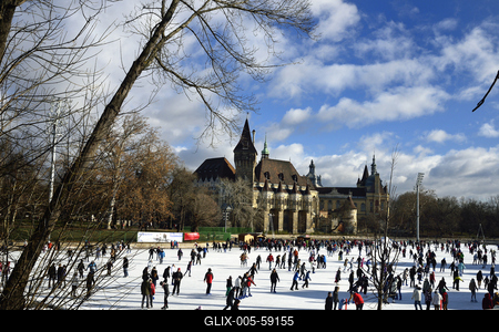 Korcsolyázók a Városligeti Műjégpályán-stock-foto