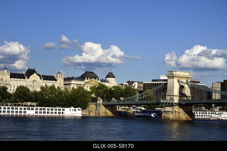 A pesti rakpart és a Lánchíd-stock-foto