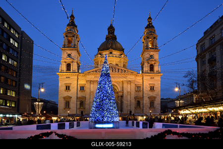 Karácsonyi díszkivilágítás a Bazilika előtti téren-stock-foto