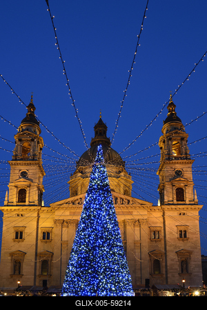 Karácsonyi díszkivilágítás a Bazilika előtti téren-stock-foto