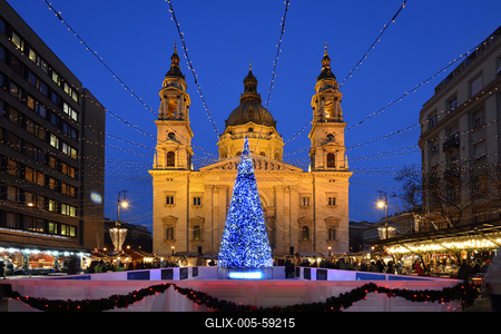 Karácsonyi díszkivilágítás a Bazilika előtti téren-stock-foto