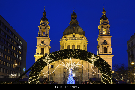 Karácsonyi díszkivilágítás a Bazilika előtti téren-stock-foto