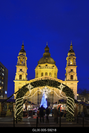Karácsonyi díszkivilágítás a Bazilika előtti téren-stock-foto