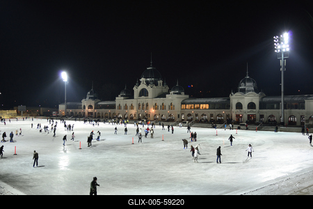 Korcsolyázók a Városligeti Műjégpályán-stock-foto