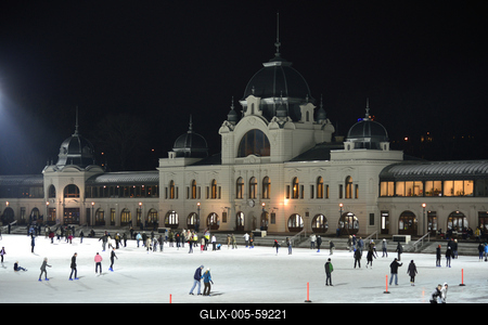 Korcsolyázók a Városligeti Műjégpályán-stock-foto