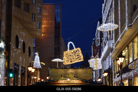 Karácsonyi díszkivilágítás a belvárosban-stock-foto