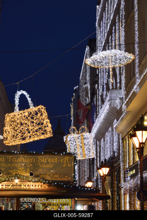 Karácsonyi díszkivilágítás a belvárosban-stock-foto