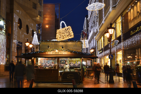 Karácsonyi díszkivilágítás a belvárosban-stock-foto