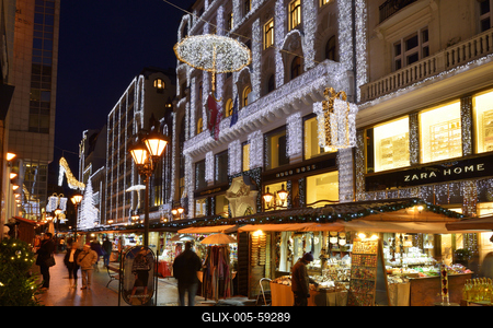 Karácsonyi díszkivilágítás a belvárosban-stock-foto