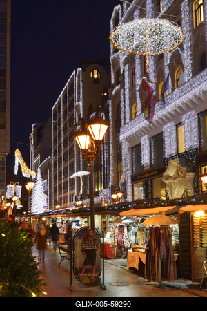 Karácsonyi díszkivilágítás a belvárosban-stock-foto