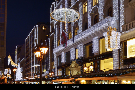 Karácsonyi díszkivilágítás a belvárosban-stock-foto