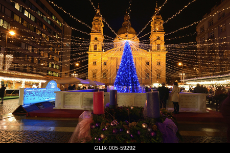 Karácsonyi díszkivilágítás a Bazilika előtti téren.-stock-foto