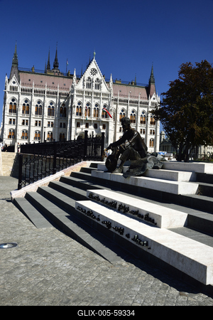 József Attila szobra a Parlament mellett-stock-foto