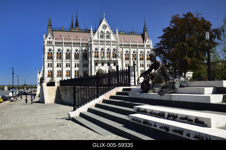 József Attila szobra a Parlament mellett-stock-foto