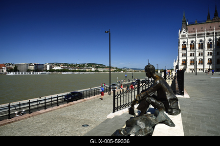 József Attila szobra a Parlament mellett-stock-foto
