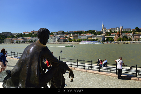 József Attila szobra a Parlament mellett-stock-foto