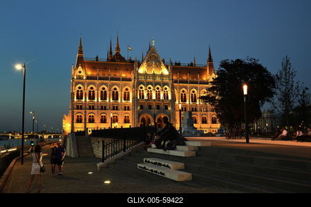 József Attila szobra a Parlament mellett-stock-foto